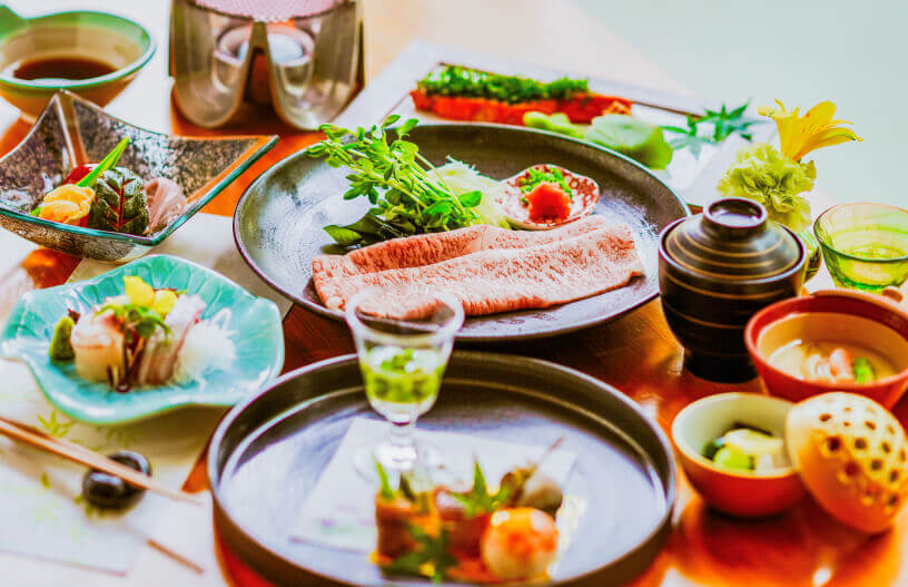 和食の美しい盛り付けと茶碗のセット