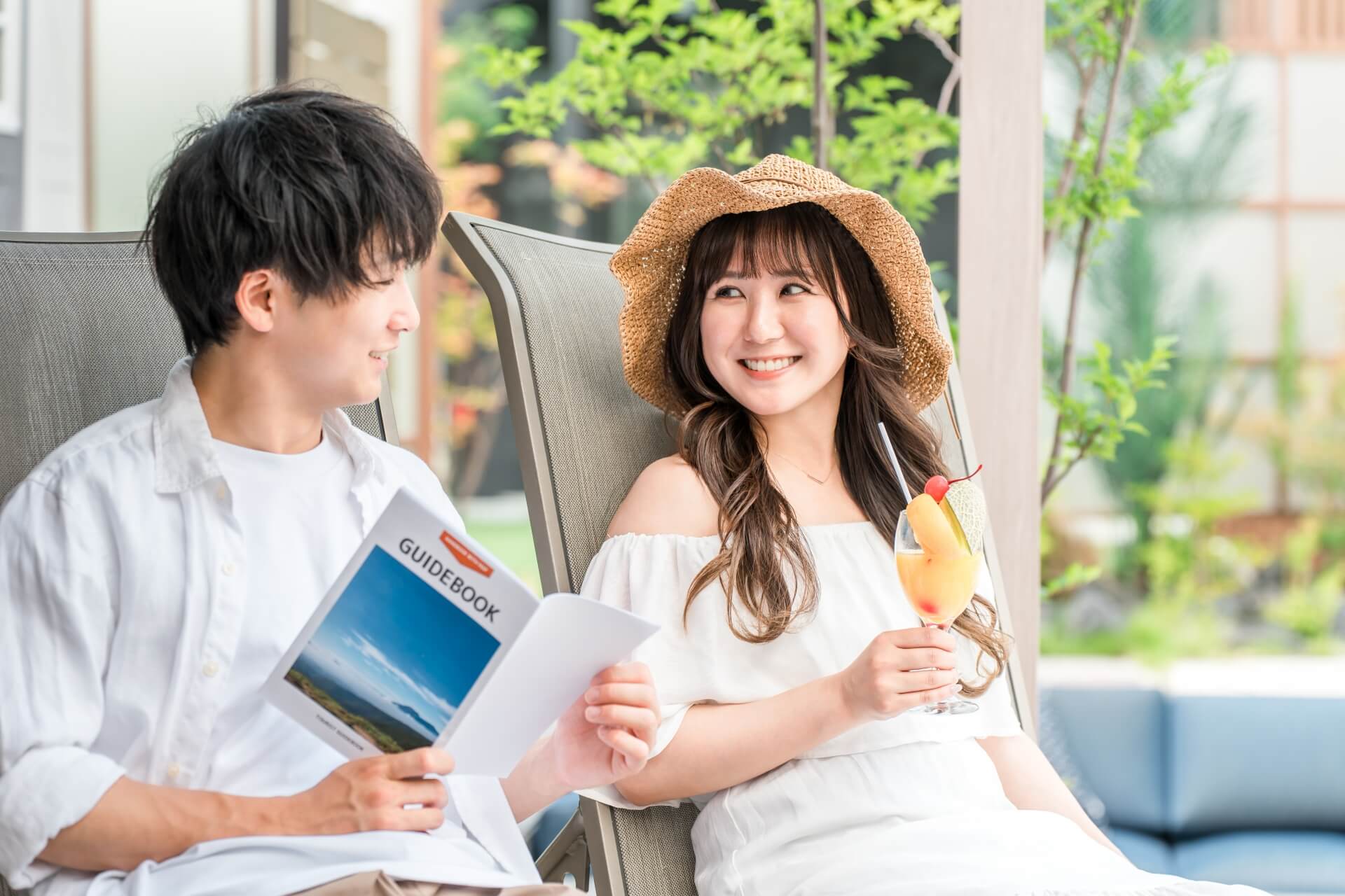 庭で本を読むカップルの楽しい時間