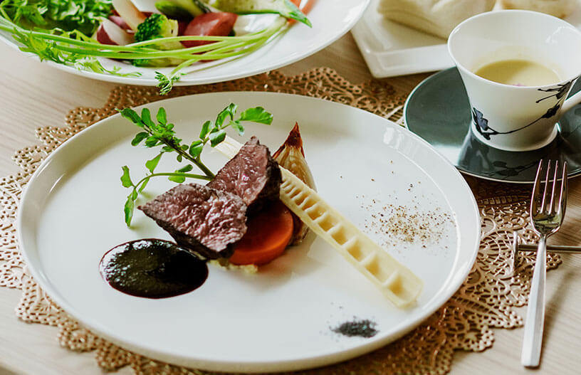 優雅に盛り付けられたフランス料理